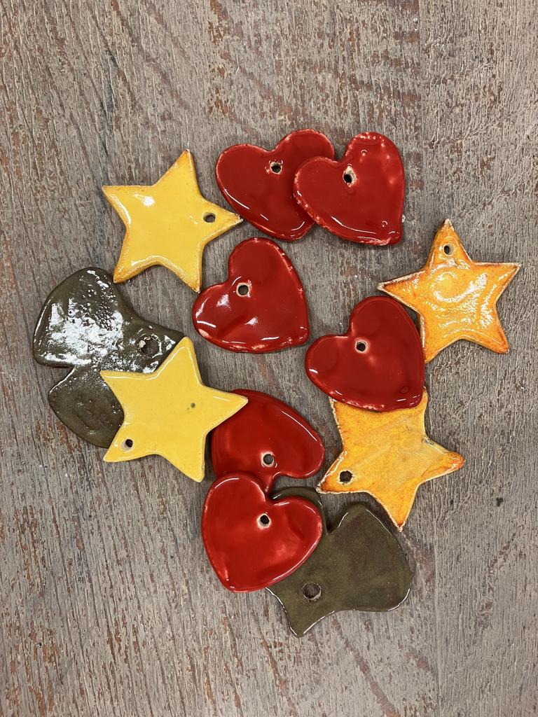 Des étoiles et des coeurs en poterie